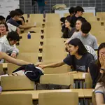 Estudiantes durante el primer examen de la EBAU en Ciudad Universitaria en Madrid, este lunes. Los alumnados d