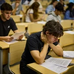 Estudiantes durante el primer examen de la EBAU en Ciudad Universitaria en Madrid, este lunes. Los alumnados d