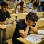 Estudiantes durante el primer examen de la EBAU en Ciudad Universitaria