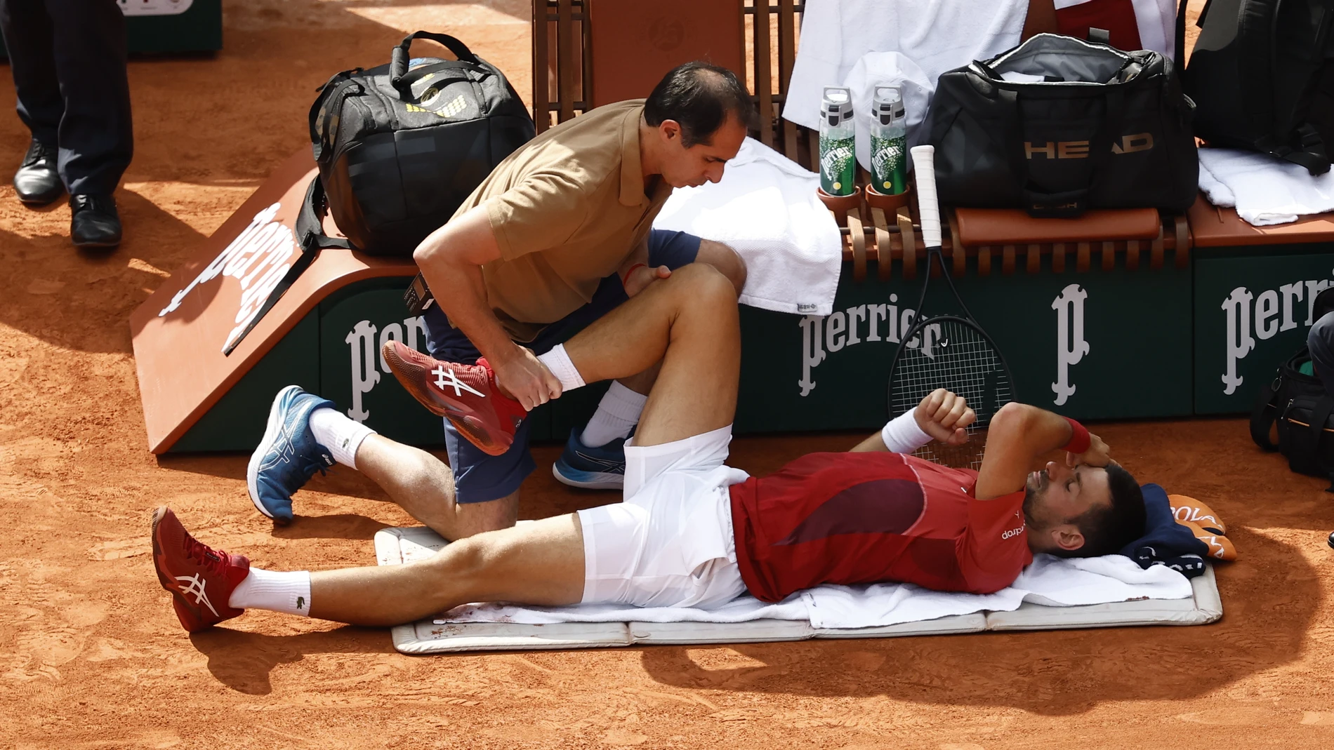 Paris (France), 03/06/2024.- Novak Djokovic of Serbia takes a medical timeout during his men's singles Round of 16 match against Francisco Cerundolo of Argentina at the French Open Grand Slam tennis tournament at Roland Garros in Paris, France, 03 June 2024. (Tenis, Abierto, Francia) EFE/EPA/MOHAMMED BADRA