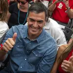 Spain&#39;s Prime Minister Pedro Sanchez next to his wife Begona Gomez, gives a thumb up during a campaign closing meeting in Madrid, Spain.