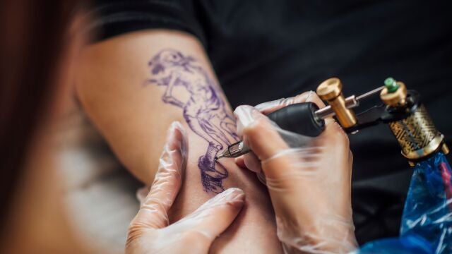 Los tatuajes podrían incrementar el riesgo de linfoma, según un estudio