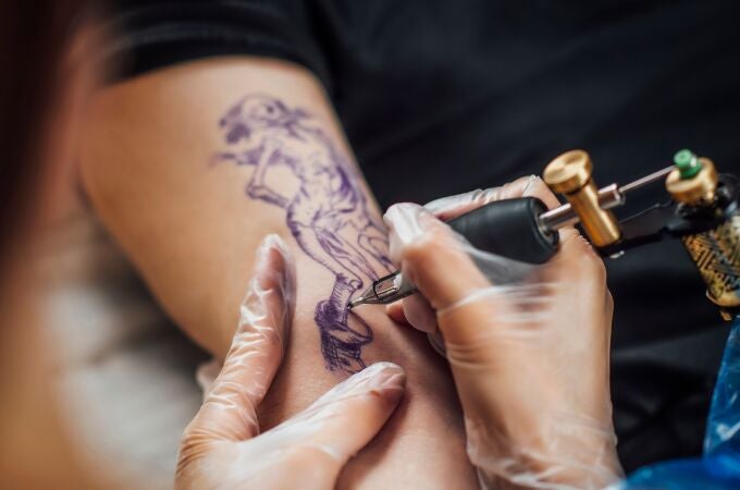Los tatuajes podrían incrementar el riesgo de linfoma, según un estudio