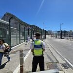 GRAFAND1274. GIBRALTAR, 16/05/2024.- Un policía en la entrada de la pista del aeropuerto de Gibraltar, este jueves cuando los ministros de Asuntos Exteriores de España y Reino Unido, José Manuel Albares y David Cameron, se reúnen en Bruselas con el vicepresidente ejecutivo de la Comisión Europea, Maroš Šefcovic, y el ministro principal de Gibraltar, Fabián Picardo, para avanzar en un acuerdo sobre el Peñón tras el Brexit. EFE/A.Carrasco Ragel.