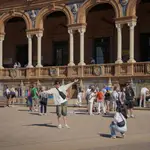 Turistas en la Plaza de España de Sevilla