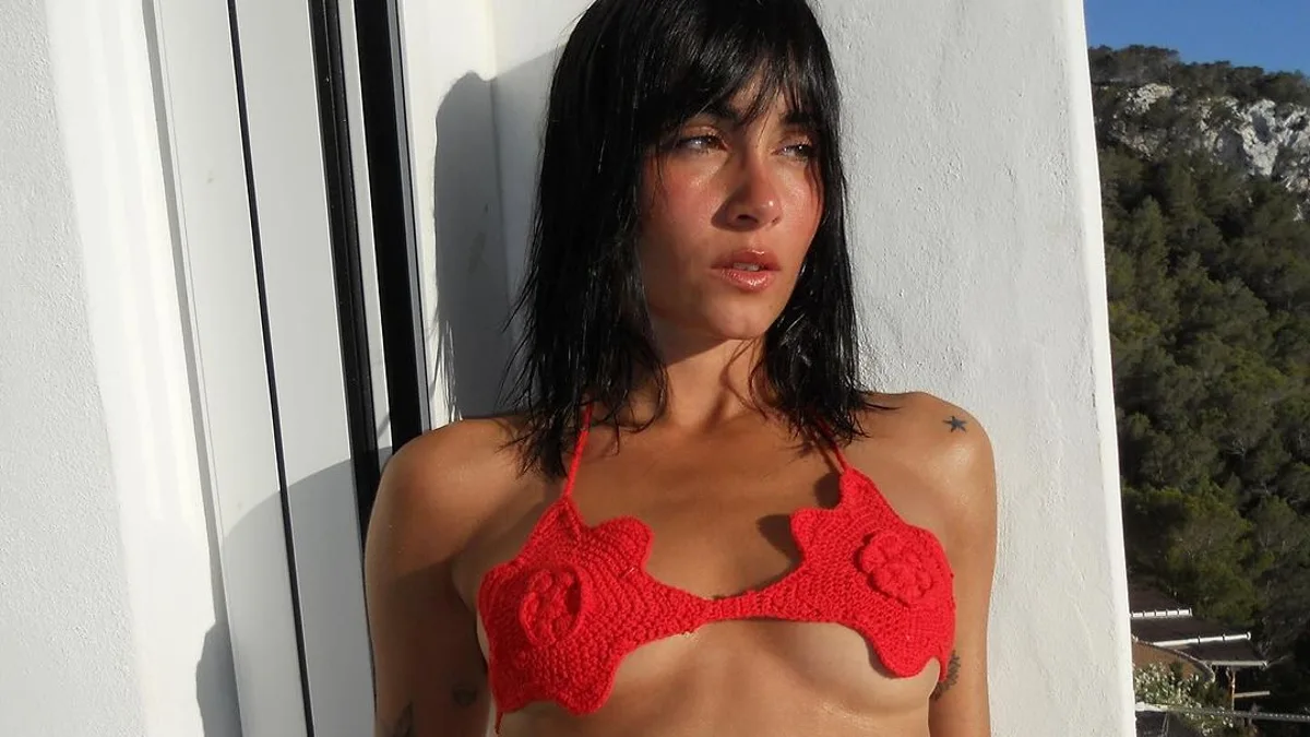 Aitana se adelanta al verano desde Ibiza con el posado en bikini de crochet de Mango de lo más original que van a querer todas sus fans