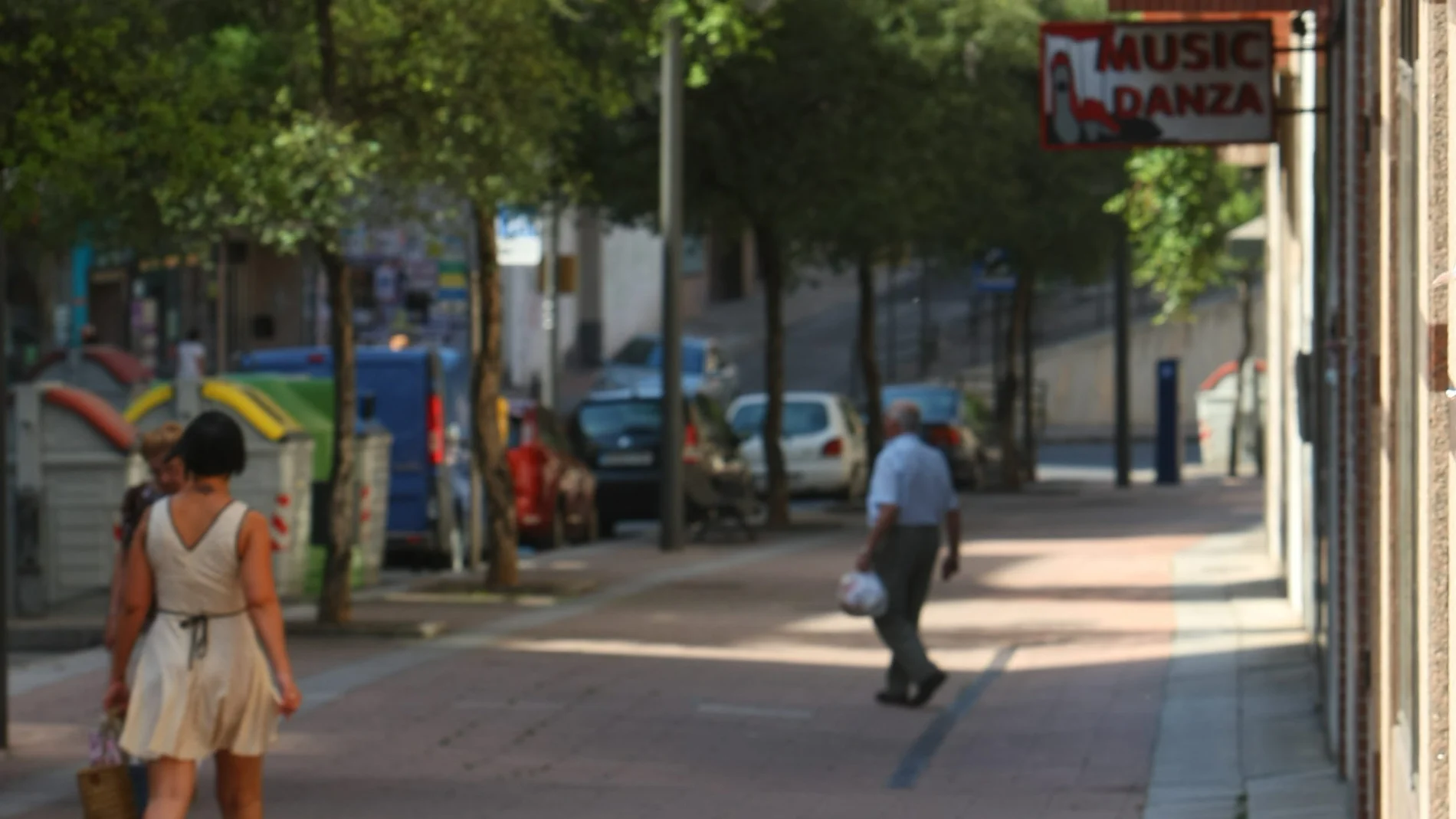 Calle de Ponferrada, donde se podrían acercar este martes a los 30 grados