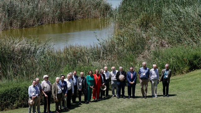 Los jurados de los Premios Rei Jaume I visitan la Albufera en un acto de apoyo a la petición de su reconocimiento como Reserva de la Biosfera