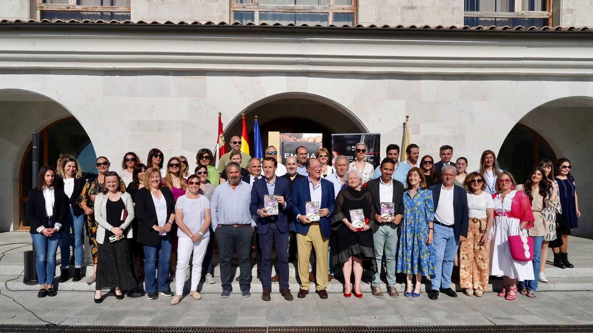 El presidente de la Diputación de Valladolid, Conrado Íscar, junto al CEO de Bodegas Familiares Matarromera, Carlos Moro, presenta la primera edición de la Guía de Turismo Agroalimentario de la provincia de Valladolid, editada por Alimentos de Valladolid con presencia de más de 60 empresas.