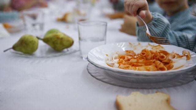 Niños en el comedor de un colegio.