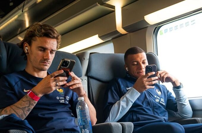 Mbappé y Griezmann, con la selección en un tren camino de Metz