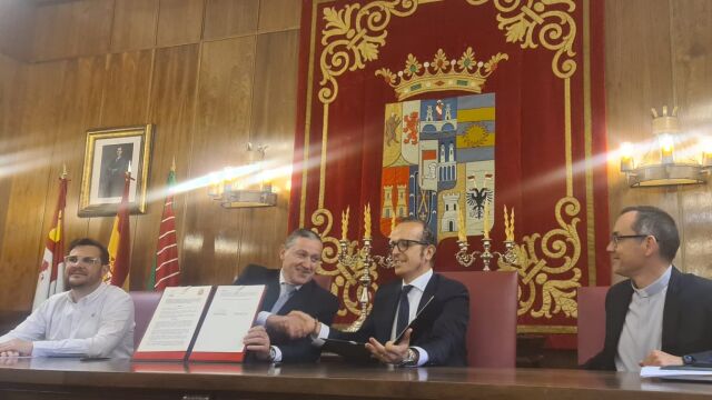 Faúndez firma el acuerdo con José Manuel Chillón y Miguel Ángel Hernández