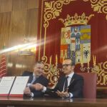 Faúndez firma el acuerdo con José Manuel Chillón y Miguel Ángel Hernández