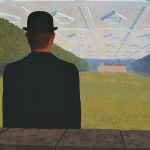 En "El gran siglo", pintado por Magritte en 1954, la figura porta un enigmático bombín