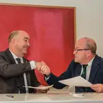 El presidente de la Diputación de Segovia, Miguel Ángel de Vicente, y el gerente de Asistencia Sanitaria de Segovia, Luis Gómez de Montes, firman el acuerdo