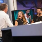 Pablo Motos junto a Evaluna Montaner y Camilo en 'El Hormiguero'