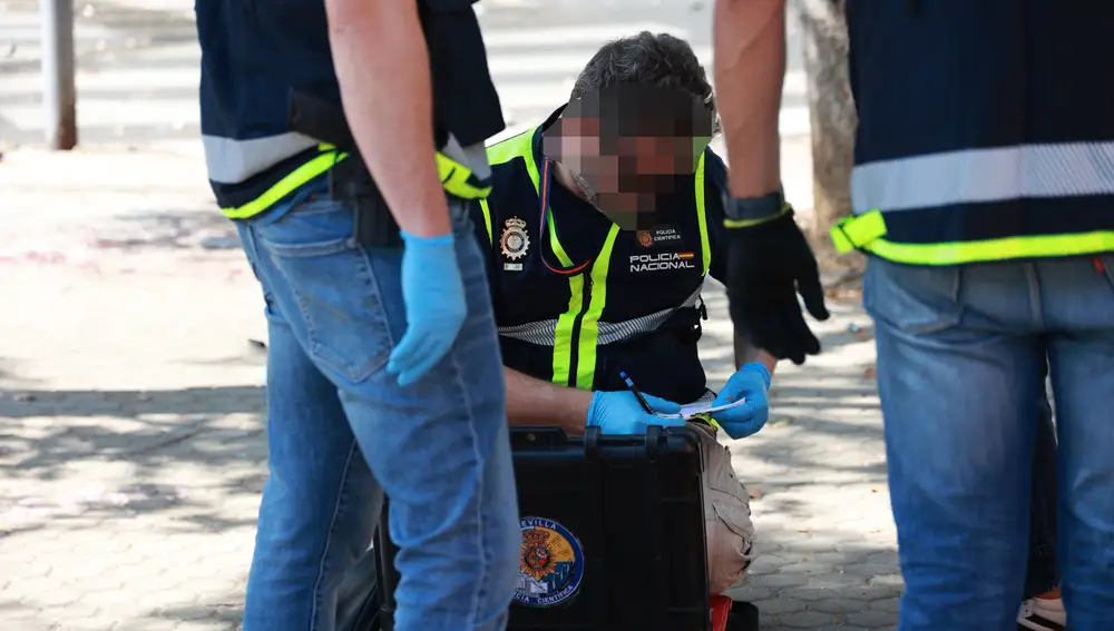 Efectivos de la Policía científica inspeccionan el lugar donde se produjo el tiroteo