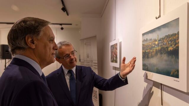 El alcalde de Salamanca, Carlos García Carbayo y el embajador de Elovenia en España, Robert Krmelj, inauguran la exposicción `Maravillas de Eslovenia´ en el espacio Joven.