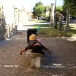 Una turista descansa a la sombra del fuerte calor de los últimos días