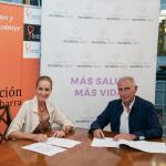 El presidente de Grupo Recoletas, Amando Rodríguez Gutiérrez , y Sandra Ibarra, suscriben el acuerdo
