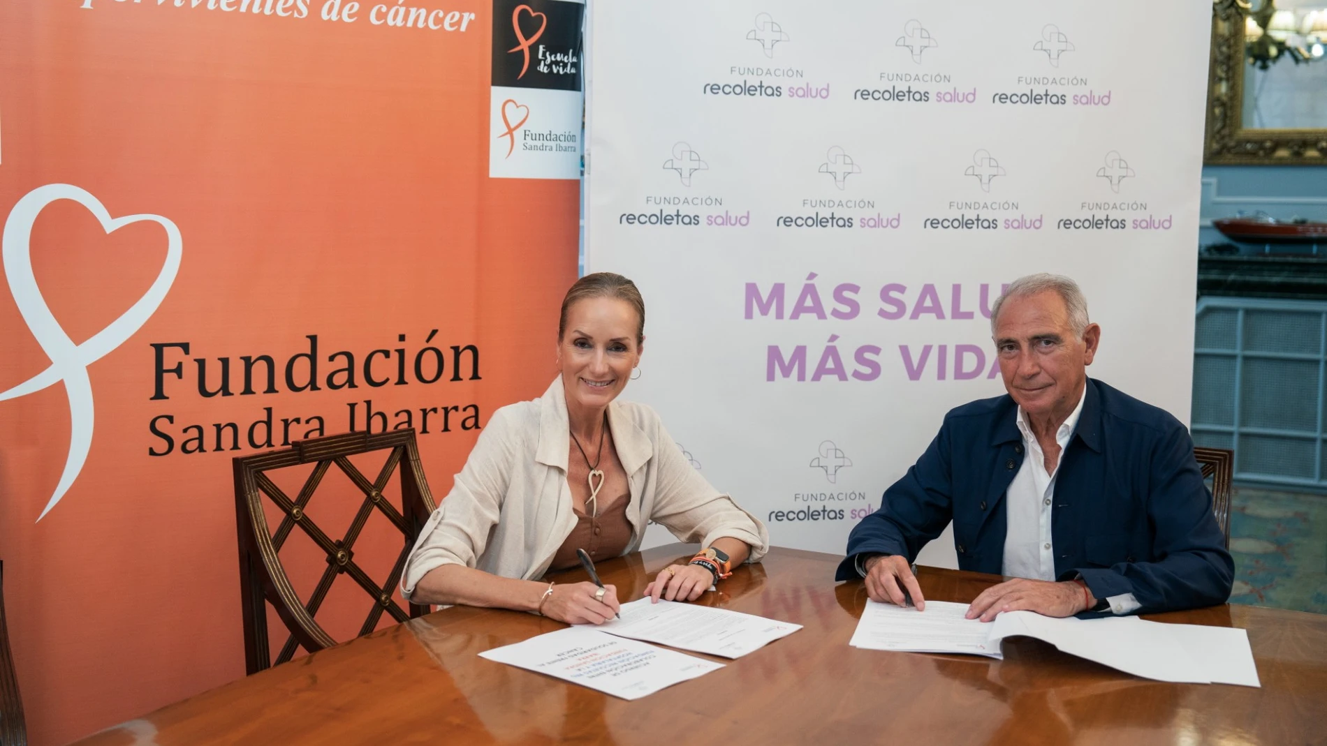 El presidente de Grupo Recoletas, Amando Rodríguez Gutiérrez , y Sandra Ibarra, suscriben el acuerdo