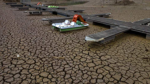 Barco a pedales amarrado a un muelle seco en el embalse de Sau, situado a unos 100 kilómetros del norte de Barcelona, en abril de 2023