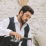 Antonio Orozco disfruta de su vino