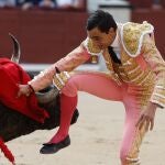 El diestro Paco Ureña durante la Corrida de la Asociación de la Prensa dentro de la Feria de San Isidro, este miércoles en la plaza de toros de Las Ventas en Madrid. 