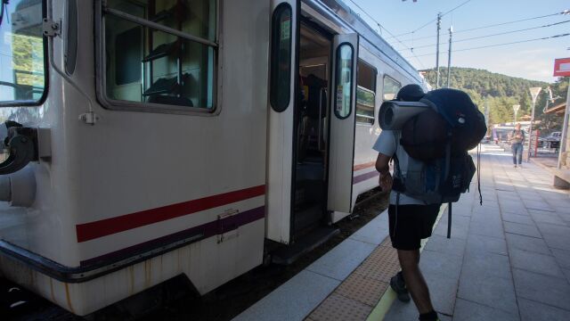 Economía.- El BOE publica el Programa Verano Joven de 2024 con descuentos de hasta el 90% en transporte para jóvenes
