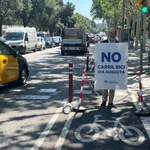 Sirera sostiene un cartel en contra del carril bici de Via Augusta, en Barcelona