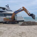 Comienzan las tareas para reflotar el yate varado en Pinedo