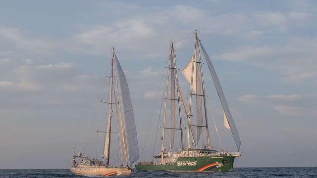 El Rainbow Warrior y Witness, en el Mediterráneo.