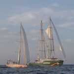 El Rainbow Warrior y Witness, en el Mediterráneo.