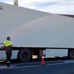 Un agente, durante la inspección de un camión