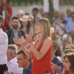 Begoña Gómez con top rojo y vaqueros. 