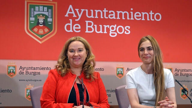  La alcaldesa de Burgos, Cristina Ayala presenta la programación de fiestas junto a la concejal de Festejos, Carolina Álvarez