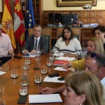 El Ayuntamiento de Palencia y Aquona presentan el Pacto Social por la solidaridad, el empleo y la sostenibilidad de la ciudad, coincidiendo con la semana Mundial del Medio Ambiente, en la imagen un momento de la presentación del Pacto con el gerente de Aquona en Palencia, Javier del Sol(3I) ; y la alcaldesa de la ciudad, Miriam Andrés(C), entre otros