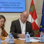 El presidente de la Diputación, Miguel Ángel de Vicente, y la presidenta del Colegio Oficial de Farmacéuticos de Segovia, Marta Ruano, suscriben los acuerdos