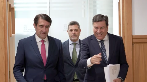 Los consejeros Fernández Carriedo y Suárez-Quiñones y el director de Comunicación, Julio López, antes de explicar los acuerdos
