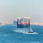 Buque portacontenedor navega por el canal del Suez