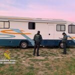 Desmantelado un campamento ilegal con más de 100 vehículos en un paraje de Tarifa (Cádiz)
