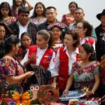 La reina de España finaliza un viaje de tres días por Guatemala para conocer proyectos de desarrollo en el país centroamericano