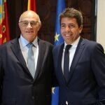 El presidente de Banco Sabadell, Josep Oliu (izda), junto al presidente de la Generalitat, Carlos Mazón