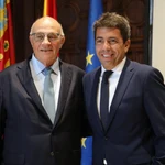 El presidente de Banco Sabadell, Josep Oliu (izda), junto al presidente de la Generalitat, Carlos Mazón