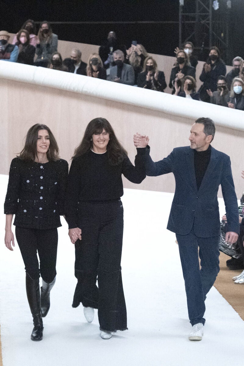 Virginie Viard al cierre del desfile en febrero de 2022.