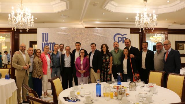 El candidado del PP Raúl de la Hoz junto a los representantes populares de Salamanca