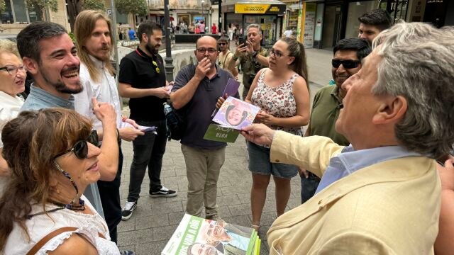 Dos candidatos de Vox y Podemos coinciden en Ciudad Real y se intercambian propaganda electoral