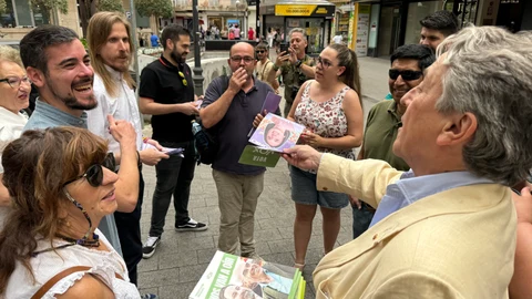 Dos candidatos de Vox y Podemos coinciden en Ciudad Real y se intercambian propaganda electoral