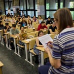 Estudiantes durante el primer examen de la EVAU en Ciudad Universitaria en Madrid