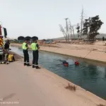 Fotografía del rescate del vehículo siniestrado en el canal del trasvase, facilitada por bomberos del Consorcio de Extinción de Incendios y Salvamento de la Región de Murcia.